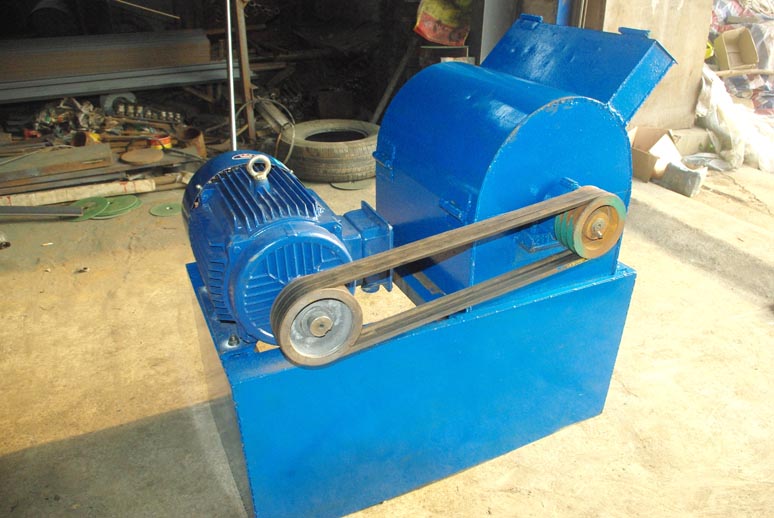 粉餅機(jī)，碎餅機(jī)，大餅打碎機(jī)，花生茶籽大豆餅粉碎機(jī)